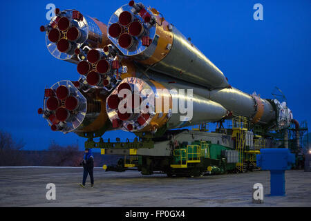 Baikonur, Kasachstan. 16. März 2016. Das Raumschiff Sojus TMA - 20M ist auf der Startrampe mit dem Zug am Weltraumbahnhof Baikonur 16. März 2016 in Kasachstan ausgerollt. Start der Sojus-Rakete ist geplant für März 19 und führt Expedition 47 russische Kosmonauten Alexey Ovchinin und Oleg Skripochkato zusammen mit US-amerikanischer Astronaut Jeff Williams zur internationalen Raumstation ISS. Bildnachweis: Planetpix/Alamy Live-Nachrichten Stockfoto