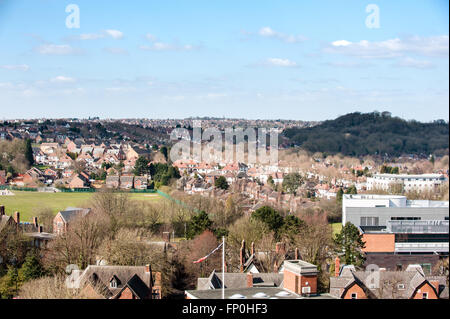 Birdseye View von Dudley mit Reihen von redbrick Häuser Stretching in der Entfernung und der Wren's Nest Natur finden Sie steigen in den blauen Skyline Stockfoto