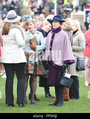 Cheltenham, Gloucestershire, UK. 16. März 2016. Ihre Königliche Hoheit Prinzessin Anne, The Princess Royal und ihrer Tochter Zara Phillips (Tindall) gesehen am Ladies Day, The Festival, Cheltenham Racecourse, Cheltenham, Gloucestershire.UK Kredit: Jules Annan/Alamy Live News Stockfoto