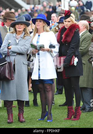 Cheltenham, Gloucestershire, UK. 16. März 2016. Chanelle McCoy und Carla Kyle gesehen am Ladies Day, The Festival, Cheltenham Racecourse, Cheltenham, Gloucestershire.UK Kredit: Jules Annan/Alamy Live News Stockfoto