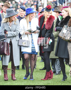 Cheltenham, Gloucestershire, UK. 16. März 2016. Zara Phillips, Chanelle McCoy und Carla Kyle gesehen am Ladies Day, The Festival, Cheltenham Racecourse, Cheltenham, Gloucestershire.UK Kredit: Jules Annan/Alamy Live News Stockfoto