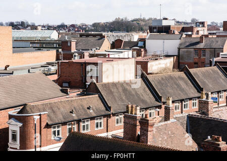 Vogelperspektive von Gebäuden und Dächern und einem großen Brutalist Offfice block in rückläufige Black Country urbane Stadt Dudley Stockfoto