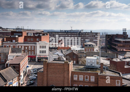 Vogelperspektive von Gebäuden und Dächern und einem großen Brutalist Offfice block in rückläufige Black Country urbane Stadt Dudley Stockfoto