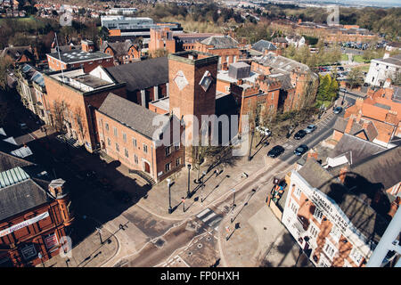 Vogelperspektive von Gebäuden und Dächern und einem großen Brutalist Offfice block in rückläufige Black Country urbane Stadt Dudley Stockfoto