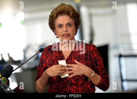 Brasilianische Präsidentin Dilma Rousseff kündigt die Ernennung des ehemaligen Präsident Luiz Inacio Lula da Silva als ihr neuer Chef des Stabes während einer Pressekonferenz am Präsidentenpalast Planalto 16. März 2016 in Brasilia, Brasilien. Der Umzug konnte mehr Rechtsschutz für Silva in einem massiven Korruptionsskandal. Stockfoto