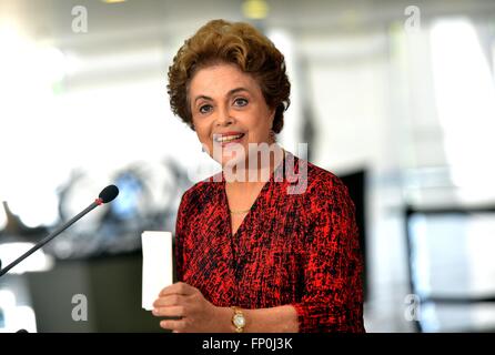 Brasilianische Präsidentin Dilma Rousseff kündigt die Ernennung des ehemaligen Präsident Luiz Inacio Lula da Silva als ihr neuer Chef des Stabes während einer Pressekonferenz am Präsidentenpalast Planalto 16. März 2016 in Brasilia, Brasilien. Der Umzug konnte mehr Rechtsschutz für Silva in einem massiven Korruptionsskandal. Stockfoto