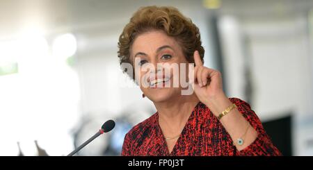 Brasilianische Präsidentin Dilma Rousseff kündigt die Ernennung des ehemaligen Präsident Luiz Inacio Lula da Silva als ihr neuer Chef des Stabes während einer Pressekonferenz am Präsidentenpalast Planalto 16. März 2016 in Brasilia, Brasilien. Der Umzug konnte mehr Rechtsschutz für Silva in einem massiven Korruptionsskandal. Stockfoto