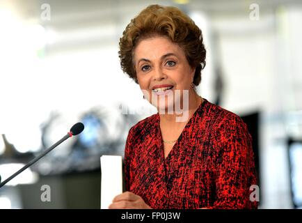 Brasilianische Präsidentin Dilma Rousseff kündigt die Ernennung des ehemaligen Präsident Luiz Inacio Lula da Silva als ihr neuer Chef des Stabes während einer Pressekonferenz am Präsidentenpalast Planalto 16. März 2016 in Brasilia, Brasilien. Der Umzug konnte mehr Rechtsschutz für Silva in einem massiven Korruptionsskandal. Stockfoto