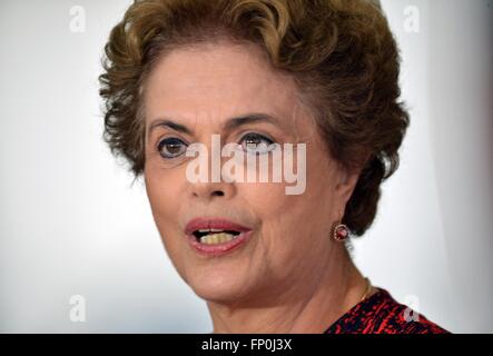 Brasilianische Präsidentin Dilma Rousseff kündigt die Ernennung des ehemaligen Präsident Luiz Inacio Lula da Silva als ihr neuer Chef des Stabes während einer Pressekonferenz am Präsidentenpalast Planalto 16. März 2016 in Brasilia, Brasilien. Der Umzug konnte mehr Rechtsschutz für Silva in einem massiven Korruptionsskandal. Stockfoto