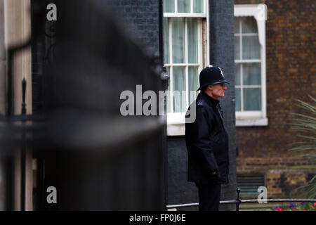 London, UK. 16. März 2016. Ein Polizist steht außerhalb Nummer 10 Downing Street.  Bildnachweis: Paul Marriott/Alamy Live-Nachrichten Stockfoto