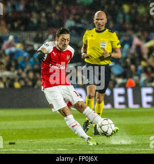 Barcelona, Katalonien, Spanien. 16. März 2016. Arsenal Mittelfeldspieler MESUT Ã – ZIL in Aktion gegen den FC Barcelona in der Champions League letzten sechzehn Rückspiel zwischen dem FC Barcelona und Arsenal FC im Stadion Camp Nou in Barcelona Credit: Matthias Oesterle/ZUMA Draht/Alamy Live News Stockfoto