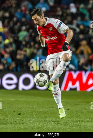 Barcelona, Katalonien, Spanien. 16. März 2016. Arsenal Mittelfeldspieler MESUT Ã – ZIL in Aktion gegen den FC Barcelona in der Champions League letzten sechzehn Rückspiel zwischen dem FC Barcelona und Arsenal FC im Stadion Camp Nou in Barcelona Credit: Matthias Oesterle/ZUMA Draht/Alamy Live News Stockfoto