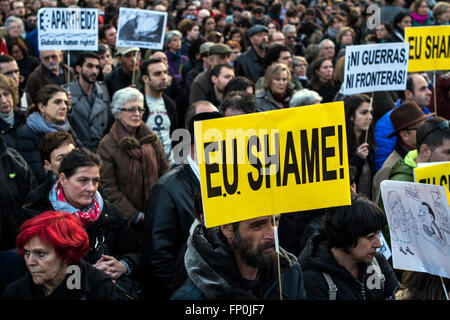 Madrid, Spanien. 16. März 2016. Menschen protestieren gegen Flüchtlinge Abkommen zwischen EU und der Türkei. Tausende haben sich im Sol Platz zum protest gegen das EU-Türkei-Entwurf-Angebot für Flüchtlinge versammelt. Europäischen Staats-und Regierungschefs sollen noch die Vereinbarung während einer Tagung des Europäischen Rates zu versiegeln, die am 17.-18. März in Brüssel stattfinden wird. © Marcos del Mazo/Pacific Press/Alamy Live-Nachrichten Stockfoto