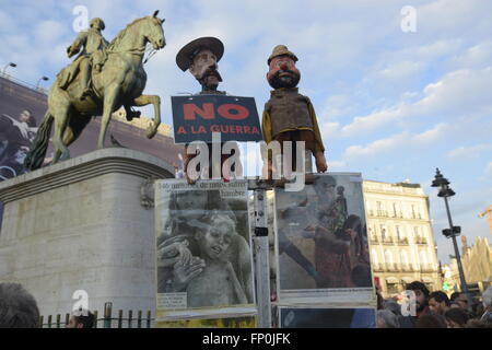 Madrid, Spanien. 16. März 2016. Menschen protestieren gegen Flüchtlinge Abkommen zwischen EU und der Türkei. Tausende haben sich im Sol Platz zum protest gegen das EU-Türkei-Entwurf-Angebot für Flüchtlinge versammelt. Europäischen Staats-und Regierungschefs sollen noch die Vereinbarung während einer Tagung des Europäischen Rates zu versiegeln, die am 17.-18. März in Brüssel stattfinden wird. © Marcos del Mazo/Pacific Press/Alamy Live-Nachrichten Stockfoto