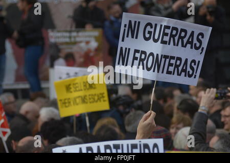 Madrid, Spanien. 16. März 2016. Menschen protestieren gegen Flüchtlinge Abkommen zwischen EU und der Türkei. Tausende haben sich im Sol Platz zum protest gegen das EU-Türkei-Entwurf-Angebot für Flüchtlinge versammelt. Europäischen Staats-und Regierungschefs sollen noch die Vereinbarung während einer Tagung des Europäischen Rates zu versiegeln, die am 17.-18. März in Brüssel stattfinden wird. © Marcos del Mazo/Pacific Press/Alamy Live-Nachrichten Stockfoto