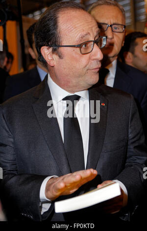 Paris, Frankreich. 16. März 2016. Der französische Präsident Francois Hollande eingeweiht die Buchmesse 2016 in Paris, Frankreich. Bildnachweis: Bernard Menigault/Alamy Live-Nachrichten Stockfoto