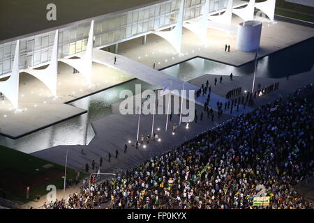 Brasilia, Brasilien. 16. März 2016. Demonstranten nehmen Teil an einer Protestkundgebung gegen die Ernennung des ehemaligen brasilianischen Präsidenten Luiz Inacio Lula da Silva als Chef des Stabes für Präsidentin Dilma Rousseff Kabinett vor dem Planalto Palace in Brasilia, Brasilien, am 16. März 2016. Der ehemalige brasilianische Präsident Luiz Inacio Lula da wurde Silva Stabschef für Präsidentin Dilma Rousseff Kabinett, benannt der Präsident sagte am Mittwoch. Bildnachweis: Antoine/Framephoto/AGENCIA ESTADO/Xinhua/Alamy Live-Nachrichten Stockfoto