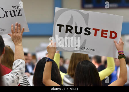 Saint Louis, MO, USA - 12. März 2016: Anhänger zeigen ihre Begeisterung für republikanische Präsidentschaftskandidat Ted Cruz in einer Kundgebung an Parkway West High School. Stockfoto