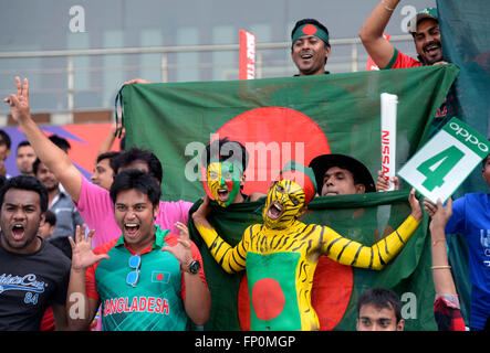 Kolkata, Indien. 16. März 2016. Pakistan-Beats, die Bangladesch durch 55 in ihrer ersten Super 10 läuft, entsprechen der ICC T20 World Cup. Nach dem Sieg werfen Pakistan gesteckte Ziel von 202s mit Ahmed Shehzad, Mohammad Hafeez und skipper Shahid Afridi brillante einzelne Innings zu spielen. In der Antwort könnte Bangladesch nur verwalteten 146 läuft in ihrer 20 Overs, mit Shakib Al Hasan bleiben nicht aus 50 40 Bälle. © Saikat Paul/Pacific Press/Alamy Live-Nachrichten Stockfoto