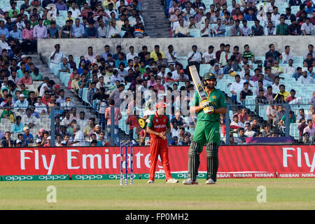 Kolkata, Indien. 16. März 2016. Pakistan-Beats, die Bangladesch durch 55 in ihrer ersten Super 10 läuft, entsprechen der ICC T20 World Cup. Nach dem Sieg werfen Pakistan gesteckte Ziel von 202s mit Ahmed Shehzad, Mohammad Hafeez und skipper Shahid Afridi brillante einzelne Innings zu spielen. In der Antwort könnte Bangladesch nur verwalteten 146 läuft in ihrer 20 Overs, mit Shakib Al Hasan bleiben nicht aus 50 40 Bälle. © Saikat Paul/Pacific Press/Alamy Live-Nachrichten Stockfoto