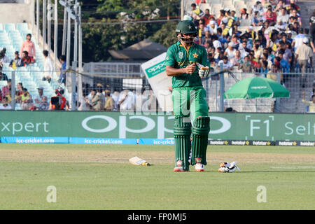 Kolkata, Indien. 16. März 2016. Pakistan-Beats, die Bangladesch durch 55 in ihrer ersten Super 10 läuft, entsprechen der ICC T20 World Cup. Nach dem Sieg werfen Pakistan gesteckte Ziel von 202s mit Ahmed Shehzad, Mohammad Hafeez und skipper Shahid Afridi brillante einzelne Innings zu spielen. In der Antwort könnte Bangladesch nur verwalteten 146 läuft in ihrer 20 Overs, mit Shakib Al Hasan bleiben nicht aus 50 40 Bälle. © Saikat Paul/Pacific Press/Alamy Live-Nachrichten Stockfoto