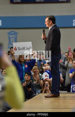 Saint Louis, MO, USA - 12. März 2016: Republikanische Präsidentschaftskandidat Ted Cruz sprach mit einer Standing-Zimmer-nur Menschenmenge in der Turnhalle Parkway West High School. Stockfoto