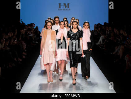 Toronto, Kanada. 16. März 2016. Kreationen von Hilary MacMillan Herbst/Winter 2016 Sammlung während der Toronto Fashion Week Herbst/Winter 2016 bei David Pecaut Square in Toronto, Kanada, 16. März 2016 präsentieren. Bildnachweis: Zou Zheng/Xinhua/Alamy Live-Nachrichten Stockfoto