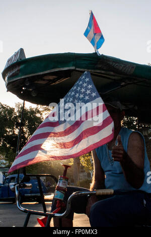 Havanna, Kuba. 16. März 2016. Ein Mann schaut in seine Rikscha in Havanna, Kuba, eine US-Flagge am 16. März 2016. US-Präsident Barack Obama geplanten Besuch in Kuba am 21. und 22. März macht ihn den ersten Präsident der USA sitzen in 88 Jahren, dies zu tun. © Joaquin Hernandez/Xinhua/Alamy Live-Nachrichten Stockfoto