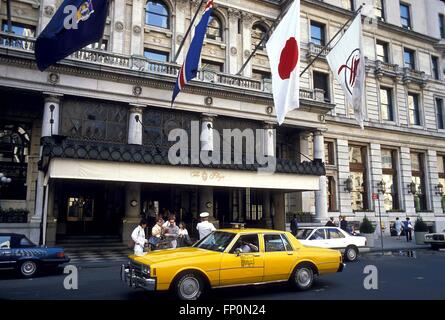 Datei. 16. März 2016. New Yorker Plaza Hotel zum Verkauf in einer Auktion gehen nächsten Monat festgelegt ist, berichtete Bloomberg am Mittwoch. David und Simon Reuben halten die Hypothek auf das fünf-Sterne-Hotel und eine Zwangsversteigerung für 26 April geplant, Bloomberg sagte, unter Berufung auf eine Quelle. Zum Verkauf stehen die Plaza Hotelzimmer, Restaurants und Verkaufsflächen. Es ist in einem Paket verkauft, die das Dream Downtown Hotel verfügt. Im Bild: 11. Februar 2004 - New York, New York, USA - historische Wahrzeichen - außen - das Plaza Hotel In New York. Kredit-Bild: © John Barrett/Globe Photos/ZUMAPRESS.com) Stockfoto