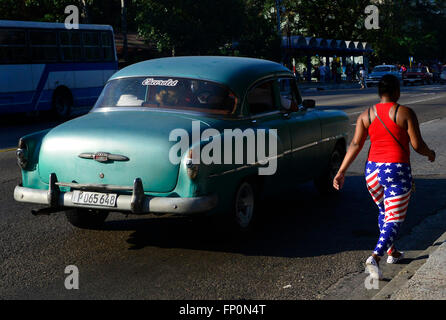 Havanna, Kuba. 16. März 2016. Eine amerikanische Oldtimer geht durch die Straßen Havannas Viertel Velado, in Kuba, 16. März 2016. Kuba wird US-Präsident Barack Obama sowie Rockband Rolling Stones nächste Woche Gastgeber. © Roman Vondrous/CTK Foto/Alamy Live-Nachrichten Stockfoto