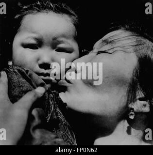 1962 - Foto von Mutter und Kind in der Mongolei, von Fotograf Leos Nebor Czechoslvakia genommen. Eine von fünfhundert Werke in Ausstellung '' Frau '' seine amerikanische Premiere im New York Cultural Center vom 2. September bis November 8. © Keystone Bilder USA/ZUMAPRESS.com/Alamy Live-Nachrichten Stockfoto