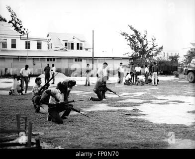 1962 - British Honduras - der neueste Hotspot der Welt : British Honduras, die einzige britische Kolonie in Mittelamerika, scheint, als könnte es schnell das Zentrum eines neuen internationalen Aufbruchs erschließen. In den nächsten Tagen wird der Angriffsträger Ark Royal der Royal Navy mit 30 Buccaneer und Phantombombern an Bord Belize erreichen, die größte Stadt und ehemalige Hauptstadt der 120 ,000-Einwohnerabhängigkeit. Sechs weitere Schiffe und 4.000 Soldaten sollen ebenfalls nach Britisch-Honduras fahren. Die britische Truppe wird nach Berichten von guatemaltekischen Truppen geschickt Stockfoto