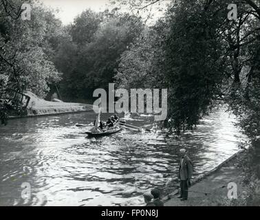 1962 - Swan Upping - malerische Zeremonie, dass hat nicht geändert für 400 Jahre: die traditionellen alten Zeremonie der Swan Upping nimmt jetzt auf der Themse zwischen Putney und Henley statt. Zwei Drittel der 600 bis 700 Schwäne auf der Themse gehören zu der Königin und sind nicht markiert. Die anderen sind zwischen der Färber und der Winzer Unternehmen gleichermaßen. Die Unternehmen haben Eigentum der Schwäne mit der souveränen seit etwa 500 Jahren die Ehre von König Edward IV gewährt wird geteilt. Beide Unternehmen verfügen Molen eigene auf der Themse und vielleicht war es der Wunsch nach Freundschaft, die den König aufgefordert Stockfoto