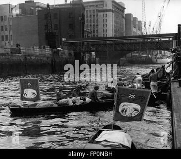 1962 - SWAN UPPING: beschäftigt Szene im Old Swan Pier, London Bridge als Schwan Obermaterial ist Schiffen den Wimpel der Winzer und Färber Unternehmen vorbereiten für die jährliche Verleihung der Kennzeichnung der neuen Cygnets. © Keystone Bilder USA/ZUMAPRESS.com/Alamy Live-Nachrichten Stockfoto