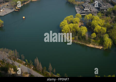 Jinan, China Shandong Provinz. 17. März 2016. Ein Sightseeing-Boot segelt auf dem Daming See in Jinan, der Hauptstadt der ostchinesischen Provinz Shandong, 17. März 2016. © Guo Xulei/Xinhua/Alamy Live-Nachrichten Stockfoto