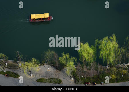 Jinan, China Shandong Provinz. 17. März 2016. Ein Sightseeing-Boot segelt auf dem Daming See in Jinan, der Hauptstadt der ostchinesischen Provinz Shandong, 17. März 2016. © Guo Xulei/Xinhua/Alamy Live-Nachrichten Stockfoto