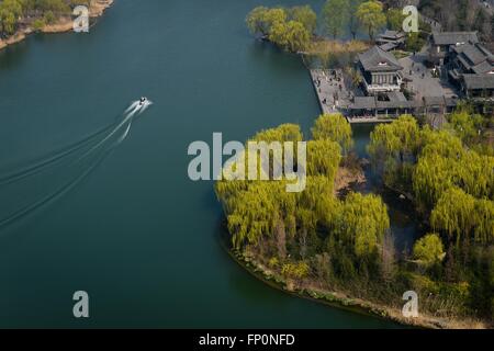 Jinan, China Shandong Provinz. 17. März 2016. Ein Sightseeing-Boot segelt auf dem Daming See in Jinan, der Hauptstadt der ostchinesischen Provinz Shandong, 17. März 2016. © Guo Xulei/Xinhua/Alamy Live-Nachrichten Stockfoto