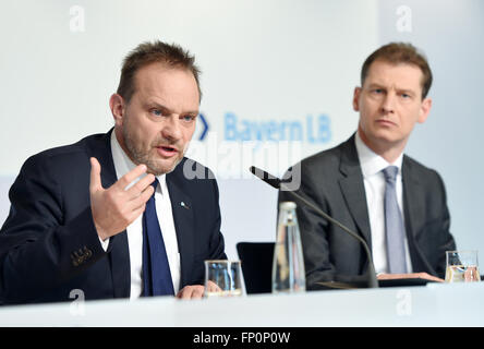 München, Deutschland. 17. März 2016. Johannes-Jörg Riegler, CEO der BayernLB und CFO Markus Wiegelmann auf der Bilanz-Pressekonferenz der BayernLB Staatsbank in München, 17. März 2016. Foto: TOBIAS HASE/Dpa/Alamy Live News Stockfoto