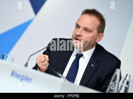 München, Deutschland. 17. März 2016. Johannes-Jörg Riegler, CEO der BayernLB bei der Bilanz-Pressekonferenz der BayernLB Staatsbank in München, 17. März 2016. Foto: TOBIAS HASE/Dpa/Alamy Live News Stockfoto