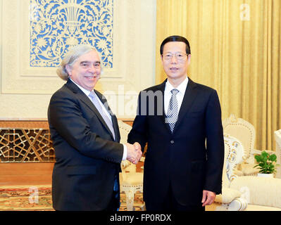 (160317)--Peking, 17. März 2016 (Xinhua)--chinesische Vize-Premier Zhang Gaoli (R) trifft mit US-Energieminister Ernest Moniz in Peking, Hauptstadt von China, 16. März 2016.  (Xinhua/Ding Lin) (Zkr) Stockfoto