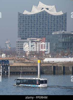 Hamburg, Deutschland. 17. März 2016. Eine Amphibie Bus schwimmen durch das Quartier der HafenCity in Hamburg, Deutschland, 17. März 2016. Die neue "HafenCity RiverBus" gilt als Stadt zu kombinieren und Hafenrundfahrten für Touristen von April ab. Foto: CHRISTIAN CHARISIUS/Dpa/Alamy Live News Stockfoto