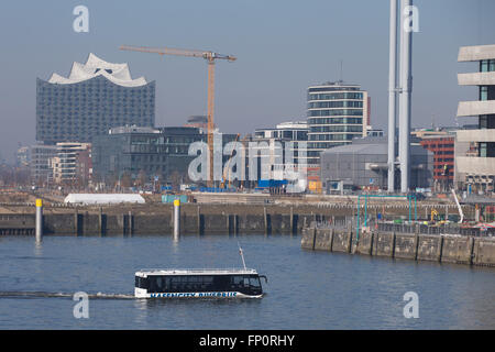 Hamburg, Deutschland. 17. März 2016. Eine Amphibie Bus schwimmen durch das Quartier der HafenCity in Hamburg, Deutschland, 17. März 2016. Die neue "HafenCity RiverBus" gilt als Stadt zu kombinieren und Hafenrundfahrten für Touristen von April ab. Foto: CHRISTIAN CHARISIUS/Dpa/Alamy Live News Stockfoto