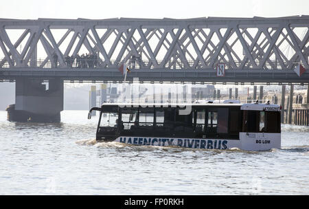 Hamburg, Deutschland. 17. März 2016. Eine Amphibie Bus schwimmen durch das Quartier der HafenCity in Hamburg, Deutschland, 17. März 2016. Die neue "HafenCity RiverBus" gilt als Stadt zu kombinieren und Hafenrundfahrten für Touristen von April ab. Foto: CHRISTIAN CHARISIUS/Dpa/Alamy Live News Stockfoto