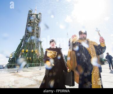 Baikonur Kosmodrom, Kasachstan. 17. März 2016. Ein russisch-orthodoxer Priester segnet das Raumschiff Sojus TMA - 20M auf der Startrampe in Baikonur Kosmodrom 17. März 2016 in Kasachstan. Start der Sojus-Rakete ist geplant für März 19 und führt Expedition 47 russische Kosmonauten Alexey Ovchinin und Oleg Skripochkato zusammen mit US-amerikanischer Astronaut Jeff Williams zur internationalen Raumstation ISS. Stockfoto