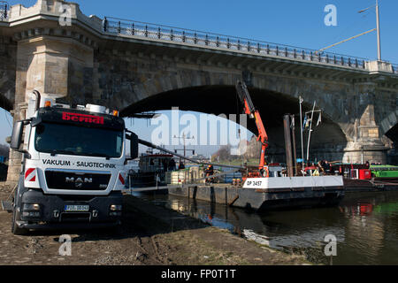 Salz wird entfernt mit Saug-Technologie von etwa 80 Metern angeschlagenen Frachter "Albis", der mit rund 800 Tonnen Salz in Dresden, Deutschland, 17. März 2016 geladen wird. Das Schiff blieb stecken, indem man die Albertbruecke-Brücke an der Elbe, auf 14.03.2016, seit wann es Versand aus der Brücke verhindert hat. FOTO: ARNO BURGI/DPA Stockfoto