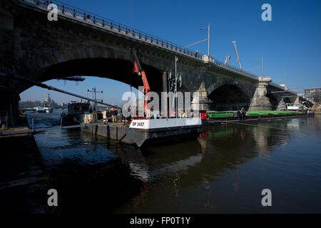 Salz wird entfernt mit Saug-Technologie von etwa 80 Metern angeschlagenen Frachter "Albis", der mit rund 800 Tonnen Salz in Dresden, Deutschland, 17. März 2016 geladen wird. Das Schiff blieb stecken, indem man die Albertbruecke-Brücke an der Elbe, auf 14.03.2016, seit wann es Versand aus der Brücke verhindert hat. FOTO: ARNO BURGI/DPA Stockfoto