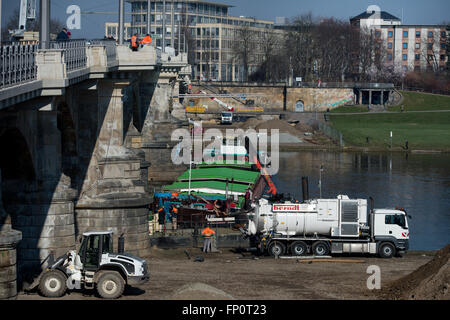 Salz wird entfernt mit Saug-Technologie von etwa 80 Metern angeschlagenen Frachter "Albis", der mit rund 800 Tonnen Salz in Dresden, Deutschland, 17. März 2016 geladen wird. Das Schiff blieb stecken, indem man die Albertbruecke-Brücke an der Elbe, auf 14.03.2016, seit wann es Versand aus der Brücke verhindert hat. FOTO: ARNO BURGI/DPA Stockfoto