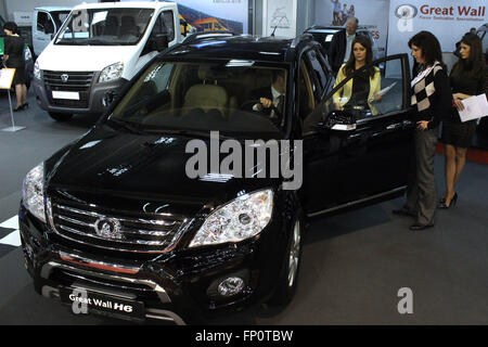 (160317)--Belgrad, 17. März 2016 (Xinhua)--Menschen besuchen Sie den Stand der China Great Wall Motors während der Belgrader Car Show in Belgrad, Serbien. Die Belgrad Car Show Donnerstag begann und bis zum 23. März dauern würde. Das diesjährige Event umfasst rund 300 Aussteller aus 20 Ländern. (Xinhua/Nemanja Cabric) Stockfoto