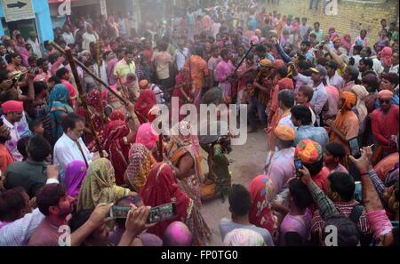 Mathura, Uttar Pradesh, Indien. 17. März 2016. Mathura: Anhänger sieht Lathmaar Holi Radhe Rani Tempel in Barsana, Mathura auf 17.03.2016. Foto von Prabhat Kumar Verma © Prabhat Kumar Verma/ZUMA Draht/Alamy Live News Stockfoto