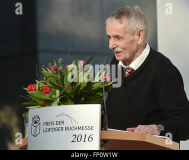 Leipzig, Deutschland. 17. März 2016. Autor Guntram Vesper wird Fiktion Kategorie für seinen Roman "Frohburg" auf der Leipziger Buchmesse, in Leipzig, Deutschland, 17. März 2016 prämiert. Der Preis, dessen Kategorien Übersetzung, Nonfictionuch/Essayistik und Fiktion sind, ist im Gesamtwert von 60.000 Euro. Foto: HENDRIK SCHMIDT/DPA/Alamy Live-Nachrichten Stockfoto